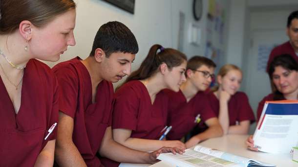 Pflegeschülerinnen und Pflegeschüler beim Unterricht im Klinikum Freising